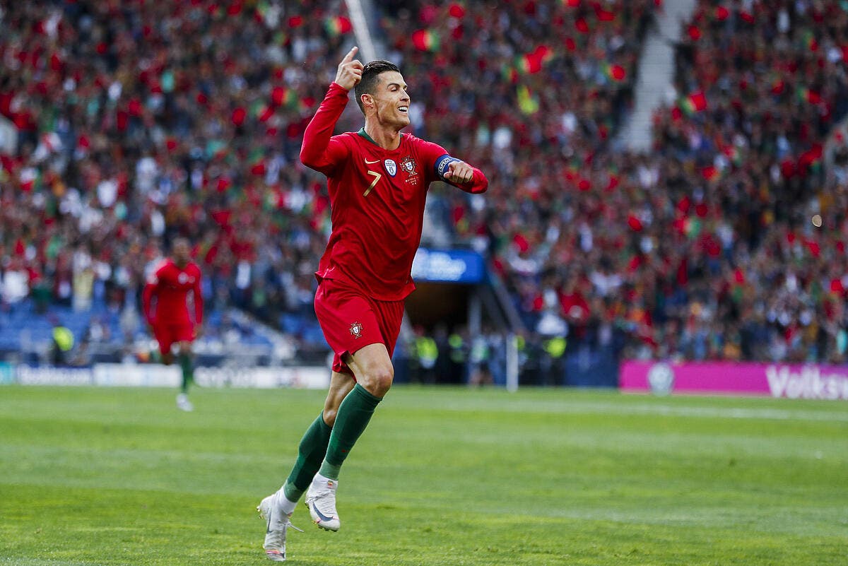 Foot Mondial - Personne ne passe le мur Van Dijk, il défie Cristiano Ronaldo - Foot 01