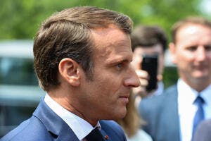 Emmanuel Macron met un coup de pression au football européen