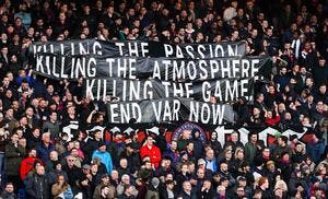 Ang : Une foudroyante banderole anti-VAR en Premier League