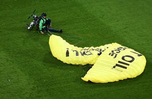 Euro 2021 : Le fou volant de Greenpeace a failli se faire abattre !