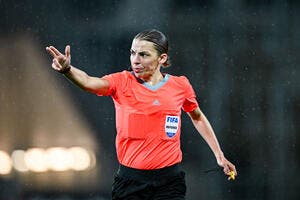 Stéphanie Frappart envoie l'OL en finale, Valenciennes accuse