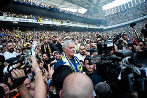 José Mourinho signe à Fenerbahçe, c'est la folie