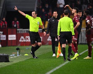 Carton rouge annulé pour Mikautadze, l'arbitre a reconnu sa double erreur