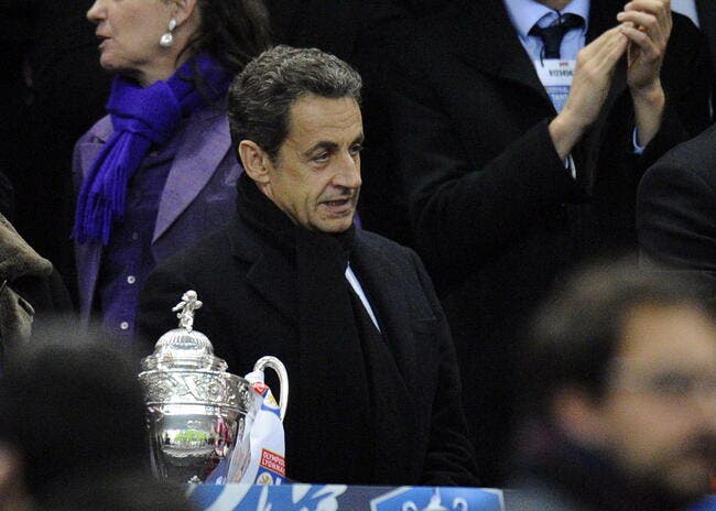 Sarkozy vote pour le PSG au Stade de France