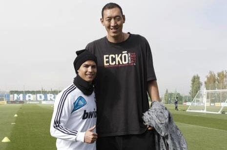 Photo : Cristiano Ronaldo a un ami de 2,36m et 168 kilos