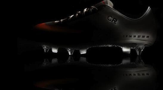 Cristiano Ronaldo se fait offrir un superbe cadeau collector par Nike