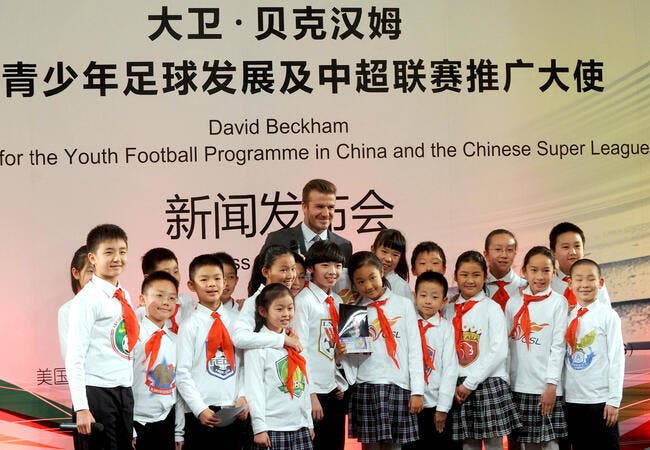 Vidéo : Beckham s’entraine en costard avec des enfants chinois