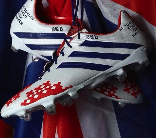 Beckham montre ses chaussures collector pour PSG-Brest