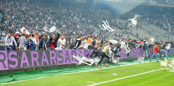 Vidéo : Le derby Besiktas-Galatasaray arrêté après de gros incidents
