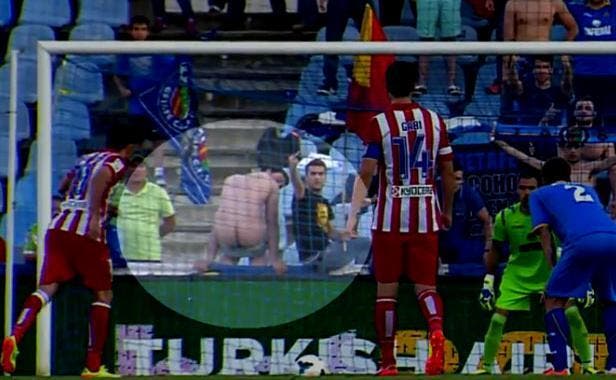 Vidéo : Il montrer ses fesses et fait rater un penalty à Diego Costa