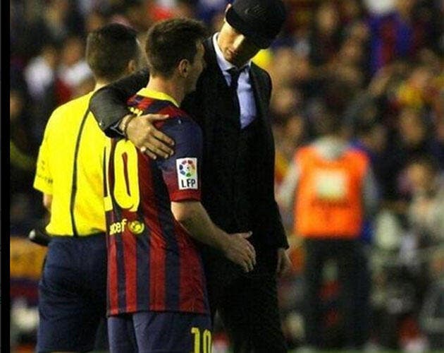 Photo : Cristiano Ronaldo console Messi après Barça-Real