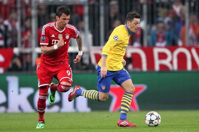 Özil blessé un mois avec Arsenal