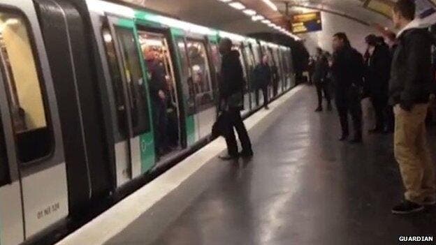 Des fans de Chelsea interdisent « les Noirs » dans le métro