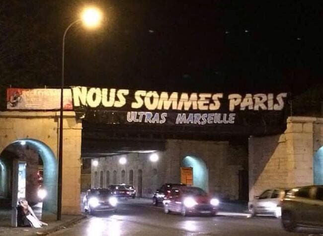 Photo : La bâche « Nous sommes Paris » des Ultras de l’OM
