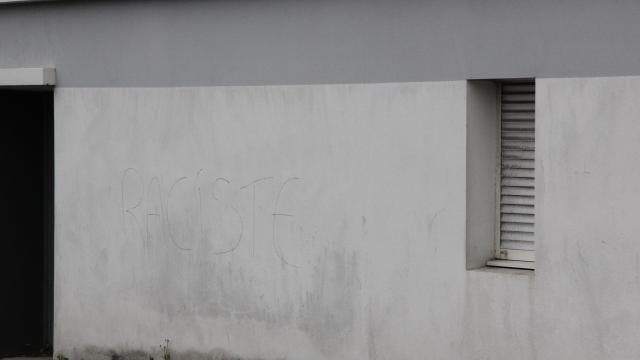 France : Un mur tagué avec le mot« raciste » sur la maison de Didier Deschamps