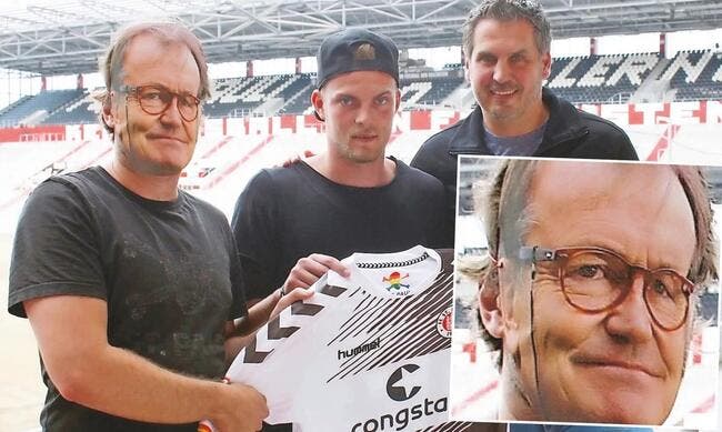 Photo : Un club allemand risée du net avec son entraîneur...en carton