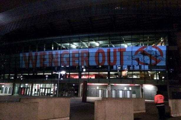 PL : « Wenger Out » affiché sur l’Emirates Stadium !