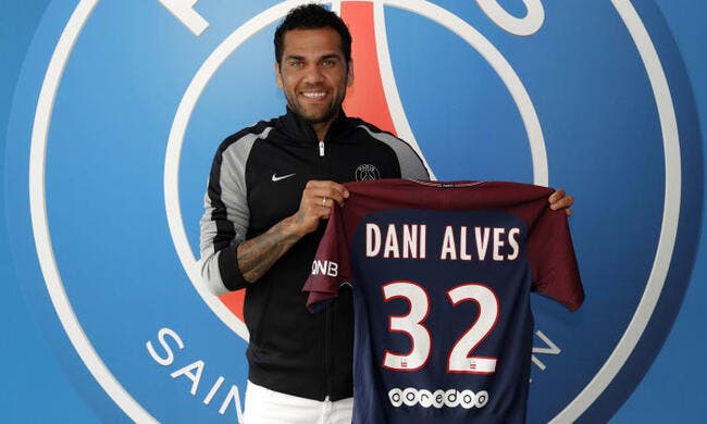 Officiel : Dani Alves jusqu'en 2019 au PSG !