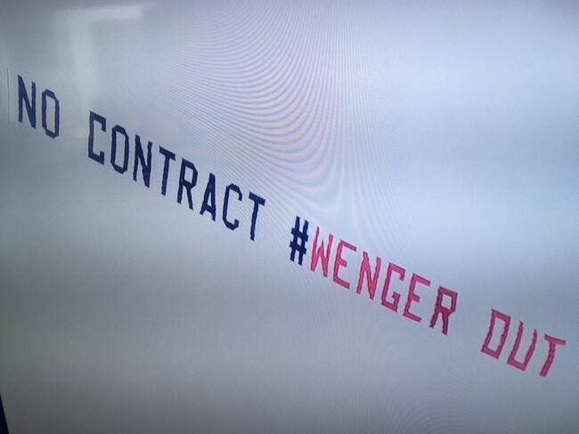 Photo : Un avion pour exiger le départ de Wenger avant WBA-Arsenal