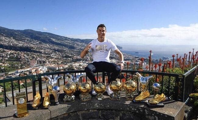 Cristiano Ronaldo vous la montre, elle est énorme, sa collection de trophées
