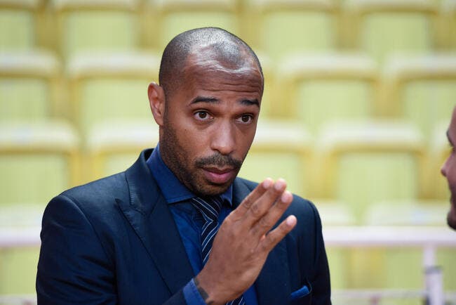 Monaco : Thierry Henry prend un tacle d'Amoros en passant