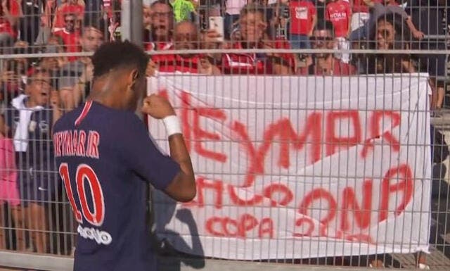 PSG : Les supporters nîmois chambrent Neymar, sa réponse est énorme