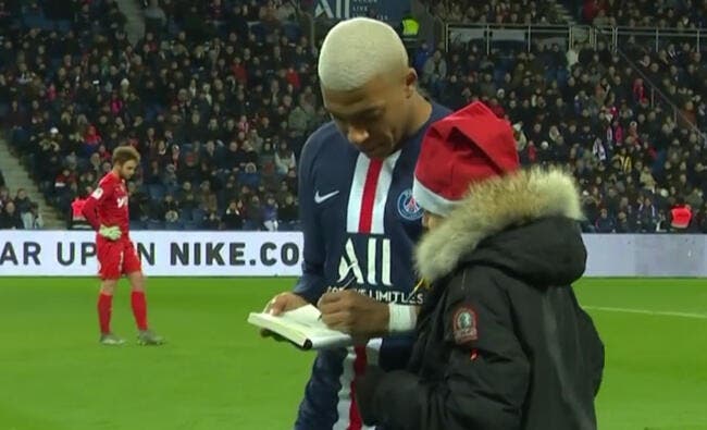 PSG : Il se fait dédicacer un livre par Mbappé en plein match !