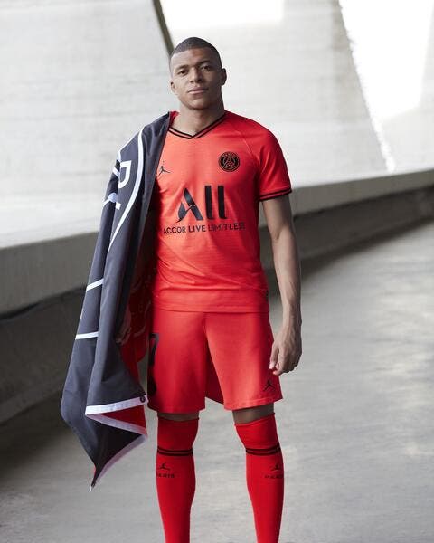 PSG : Attention les yeux, le nouveau maillot infra-rouge présenté