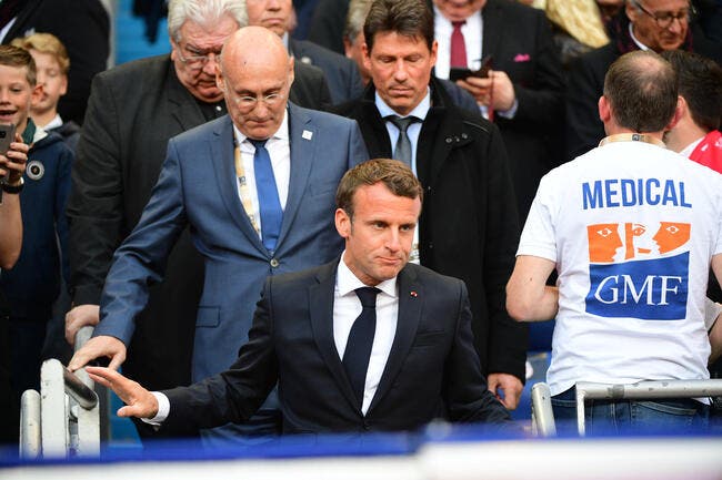 Foot : Macron sauveur du sport français ? Ils veulent y croire