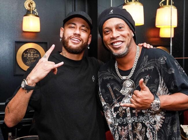 Neymar se soigne avec Ronaldinho dans la nuit parisienne