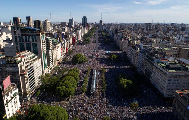 L'Argentine en folie ! Plus de bus, les joueurs défilent en hélico !