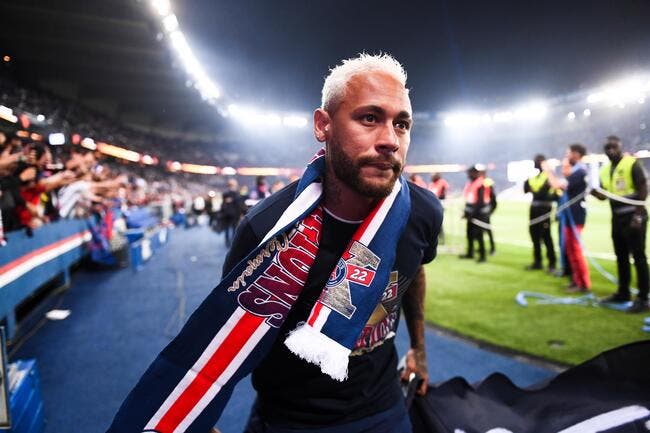Neymar divise le PSG du vestiaire à Doha !