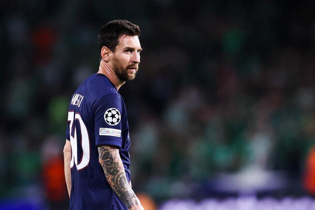 Lionel Messi met le PSG au second plan