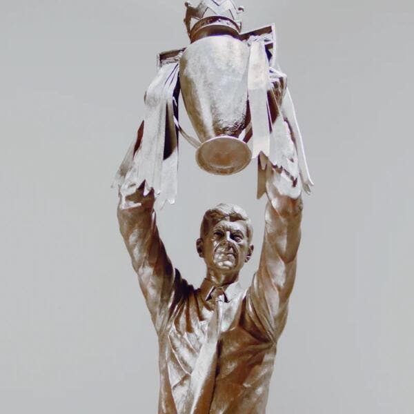 Arsenal : La statue d’Arsène Wenger dévoilée
