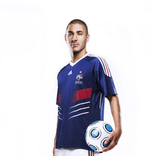 Photo du jour : Benzema présente le nouveau maillot de Bleus