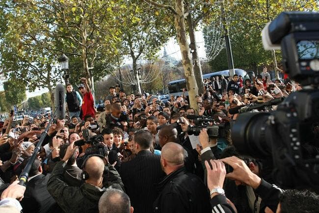 La photo foot du jour : Messi se paye un bain de foule sur les Champs