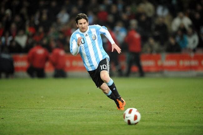 Vidéo : Messi marque deux buts sur un tir !