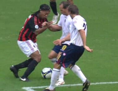 Ronaldinho attaque le foncier