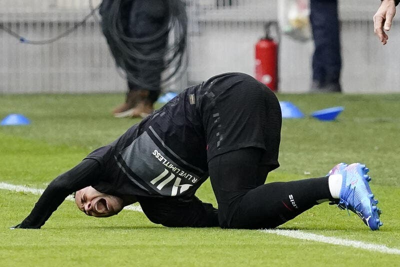 Neymar blessé, sort en larmes de Geoffroy-Guichard